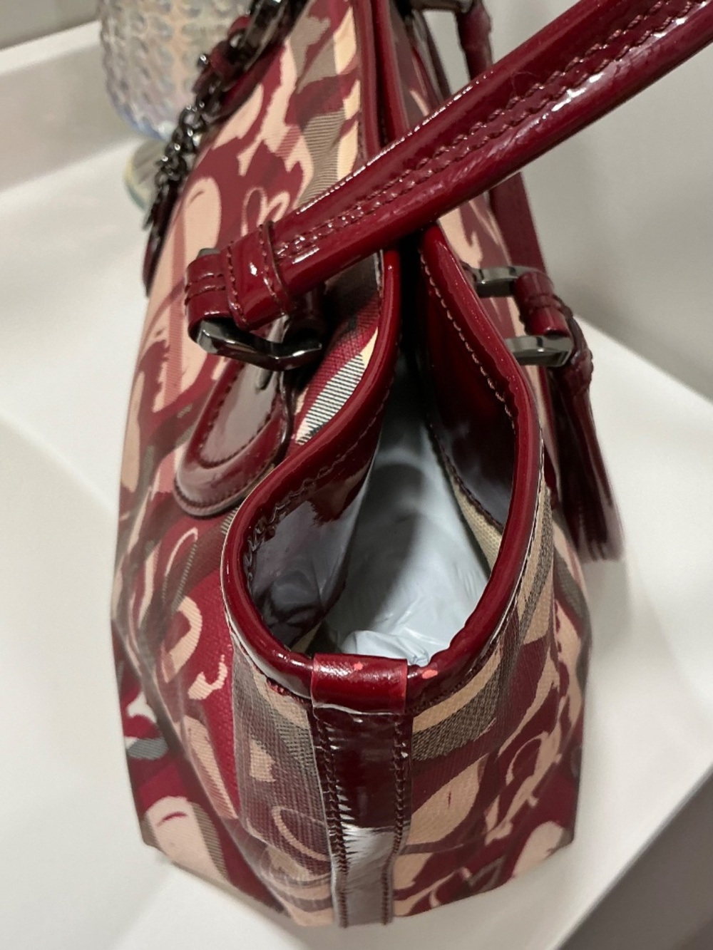 Burberry Ltd Edition Patent Painted Heart Supernova Coated Canvas Nickie Tote - Picture 15 of 16